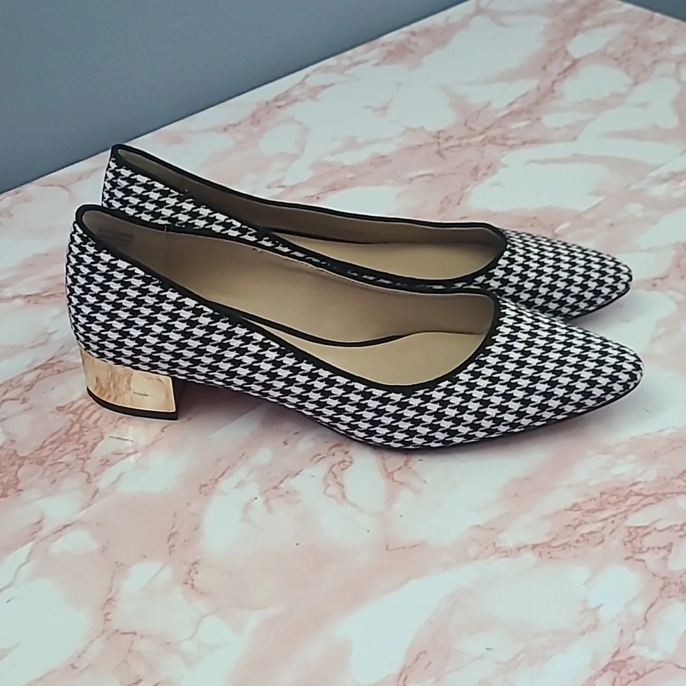 EUC Ann Taylor Black White Chevron Gold Heel Pointed Toe Flat Sz 7.5M